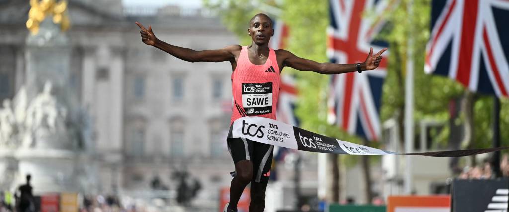 Sawe se convirtió en el primer ser humano en romper la barrera de las dos horas en una competencia oficial