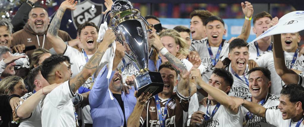 Platense celebra en Argentina