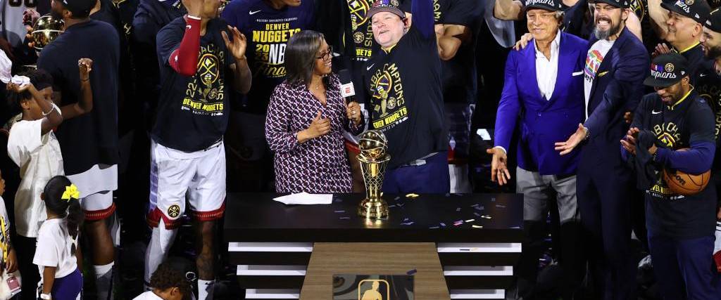 El entrenador en jefe Michael Malone de los Denver Nuggets habla con Lisa Salters después de ganar el juego 5 de las Finales de la NBA de 2023 contra Miami Heaton en el Ball Arena en Denver, Colorado.