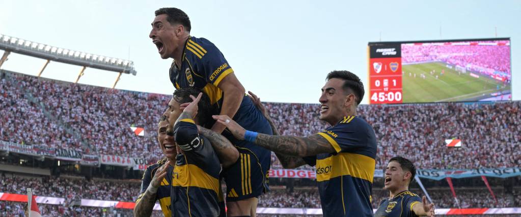 El centrocampista de Boca Juniors, Leandro Paredes (izq.), celebra con sus compañeros tras marcar el gol.