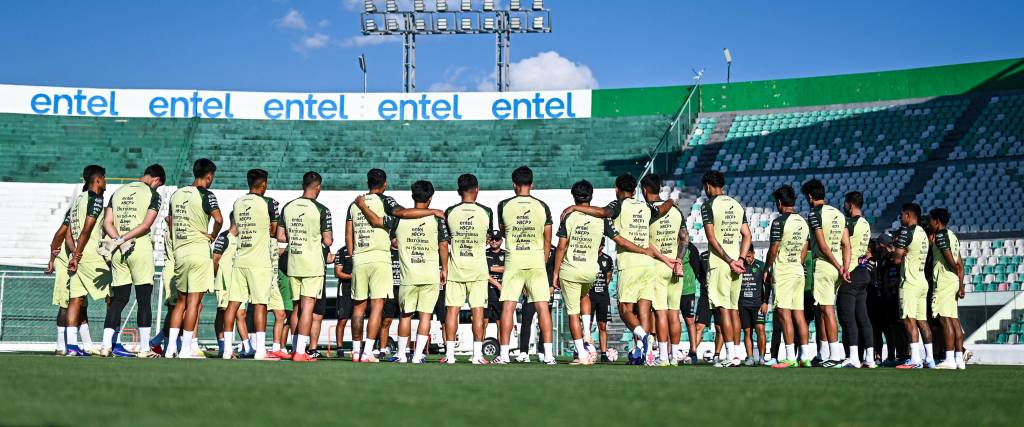 La selección boliviana trabaja en el estadio Tahuichi Aguilera en Santa Cruz.