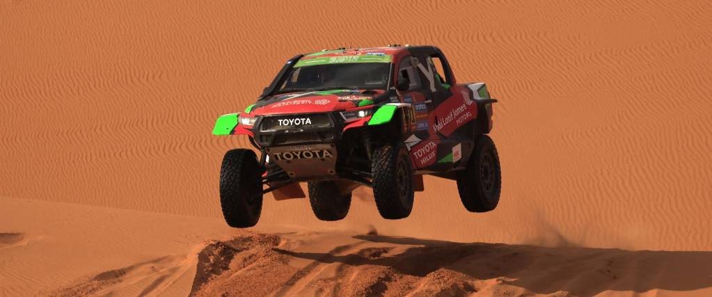 El ganador del rally Dakar a bordo de su máquina. 