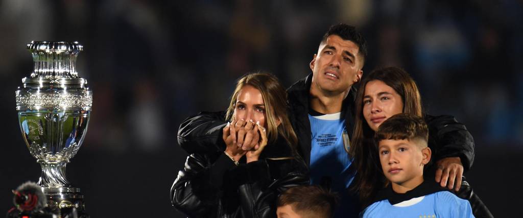 Luis Suárez junto a su familia, en su despedida de la Celeste. 