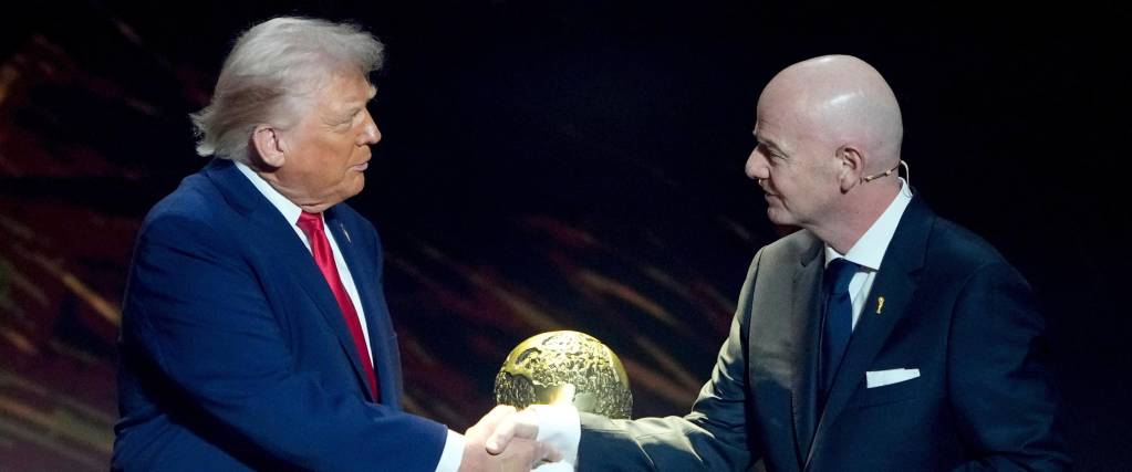 El presidente de los Estados Unidos Donald Trump (izq.) junto con el titular de la FIFA Gianni Infantino. 