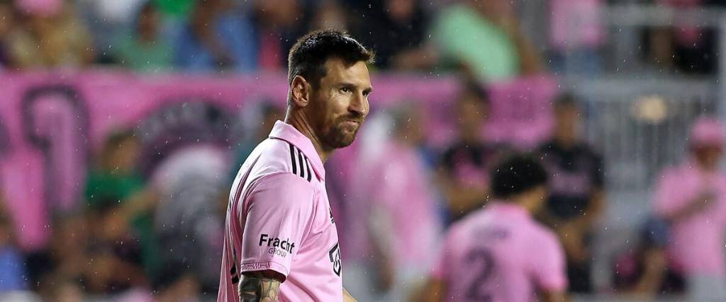 El delantero argentino del Inter Miami Lionel Messi mira durante el partido de fútbol de la MLS frente al FC Cincinnati en el estadio DRV PNK en Fort Lauderdale.