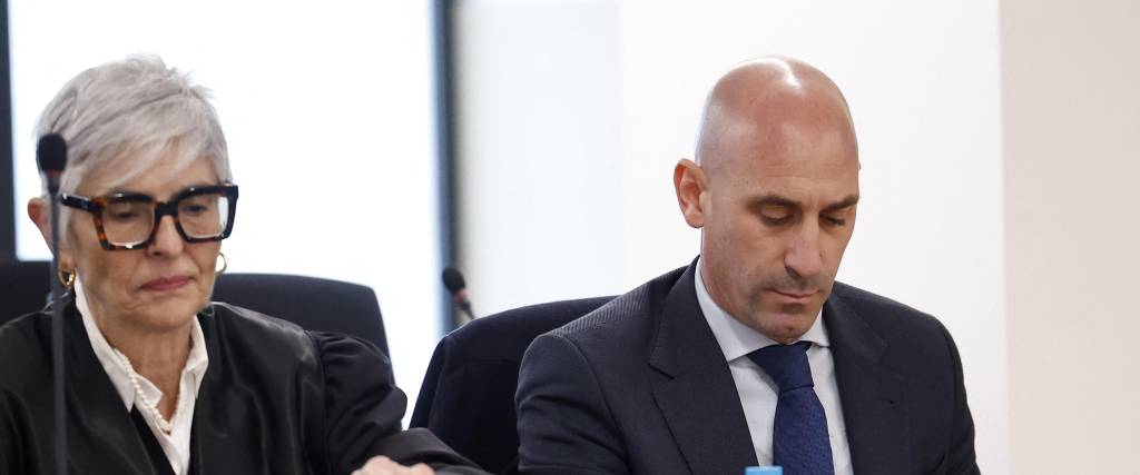 Luis Rubiales (dr) es procesado por un beso no consentido