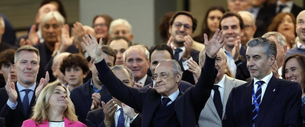Floretino Pérez, centro, celebra su victoria