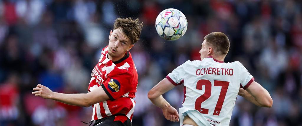 Paul Wanner (izq.) del PSV Eindhoven frente a Oleg Ocheretko del Shakhtar Donetsk.