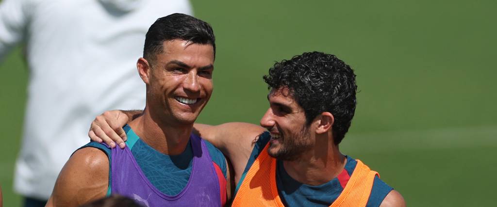 Cristiano Ronaldo sonríe junto a Goncalo Guedes en un entrenamiento de Portugal