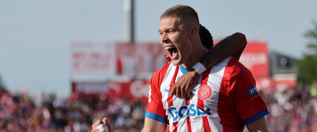 Dovbyk celebra el gol del empate en el duelo contra Barcelona.