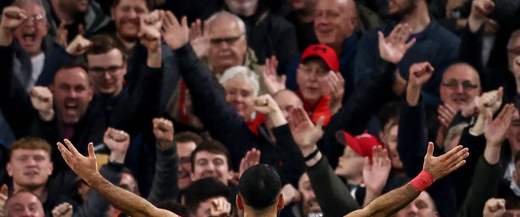 Mohamed Salah celebra su gol con los fanáticos del Liverpool