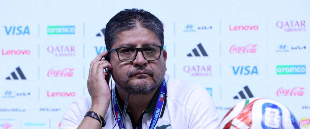 Oscar Villegas, técnico de Bolivia, en conferencia de prensa