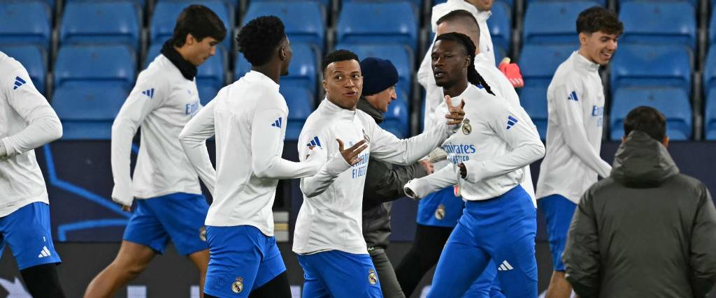 Kylian Mbappe (centro) participó de los entrenamientos