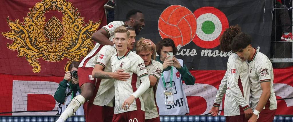 Los jugadores de Augsburgo celebra su gol ante Bayern Múnich.