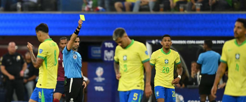 La selección de Brasil decepcionó en su debut