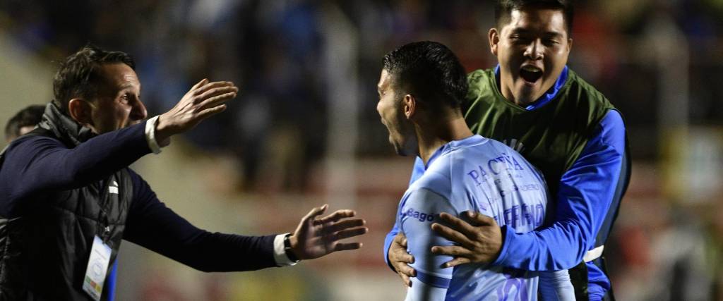 Beñat San José celebra con Diego Bejarano el segundo gol de la noche