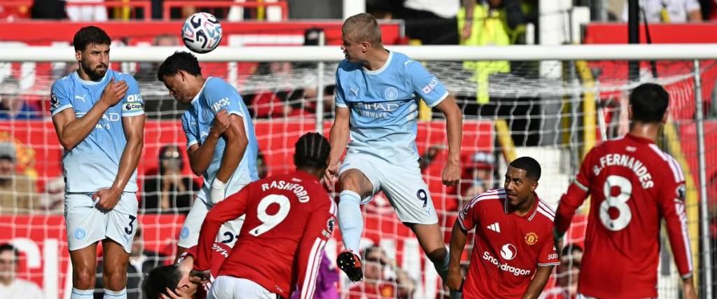 Incidencia entre Manchester United y Manchester City por la Premier League.