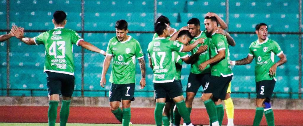 Los jugadores de Tomayapo celebran el primer gol ante Real Oruro en el IV Centenario.