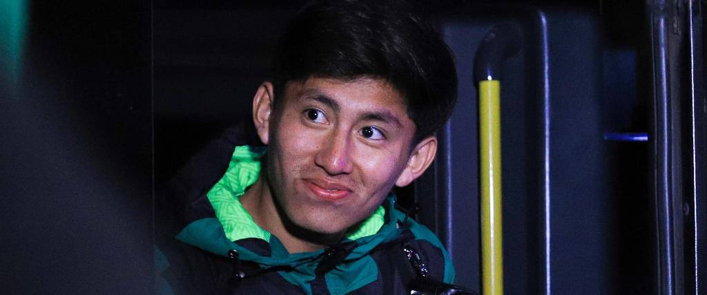 Miguel Terceros de Bolivia saluda a los hinchas después de ganar un partido