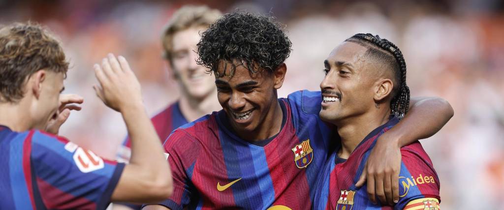 El jugador del Barcelona Raphinha (der.) celebra su gol contra el Valencia junto con Lamine Yamal.