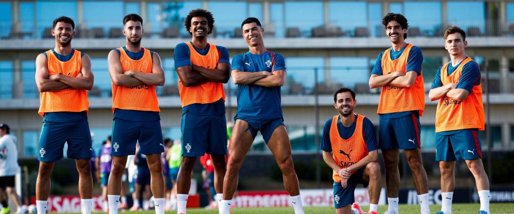 Jugadores de la selección de Portugal en entrenamiento previo del juego Uzbekistán.