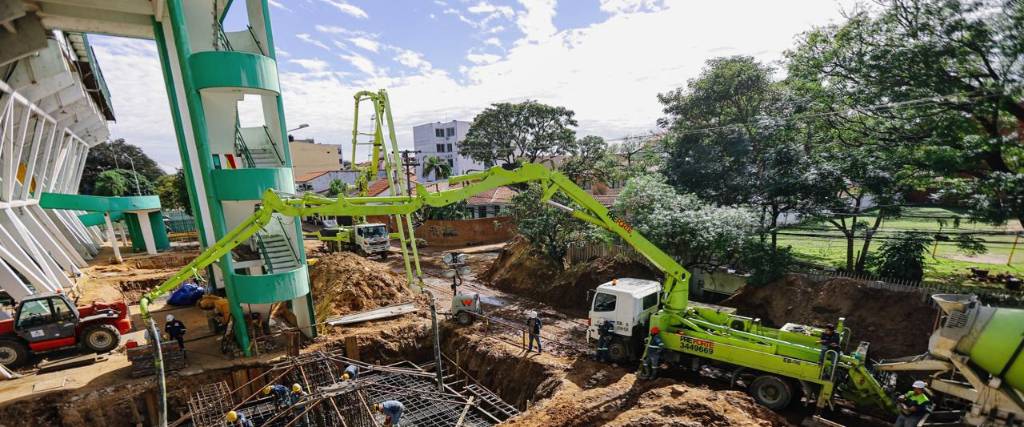 Los trabajos en el estadio Ramón Tahuichi Aguilera se realizan tanto afuera como adentro