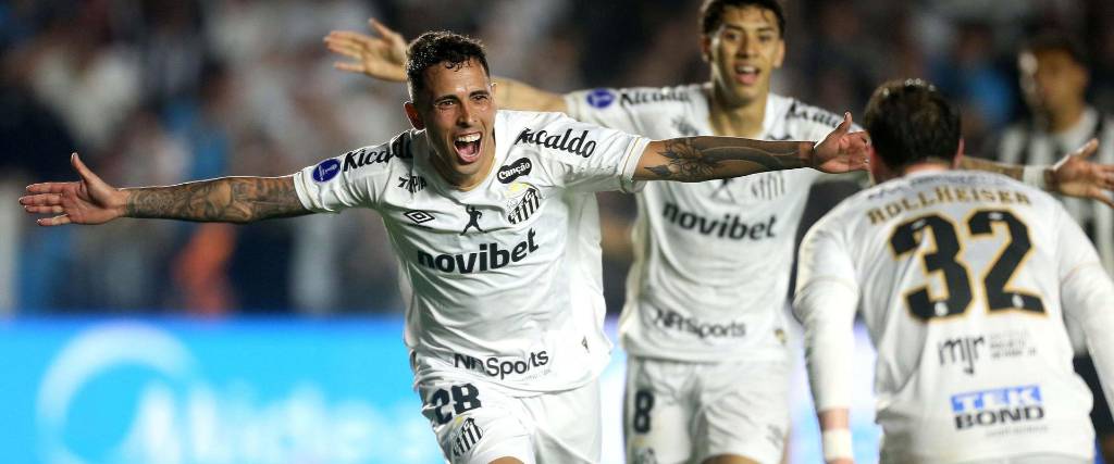 Christian Oliva (izq.) de Santos celebra un gol ante Atlético Mineiro en el estadio Urbano Caldeira.