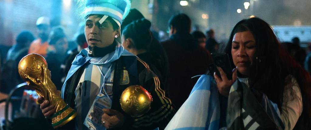 Aficionados argentinos reaccionan tras la derrota de su selección ante España en la final del Mundial.