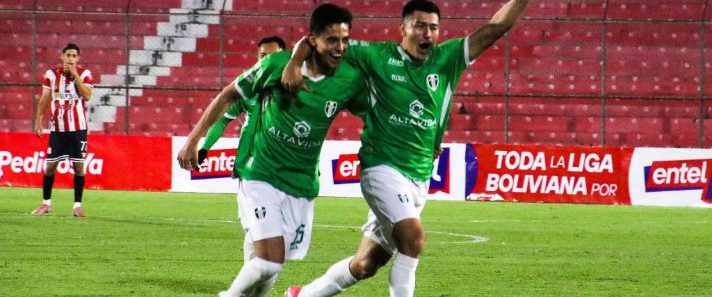 Los jugadores de Real Tomayapo celebran uno de los dos goles en el IV Centenario.