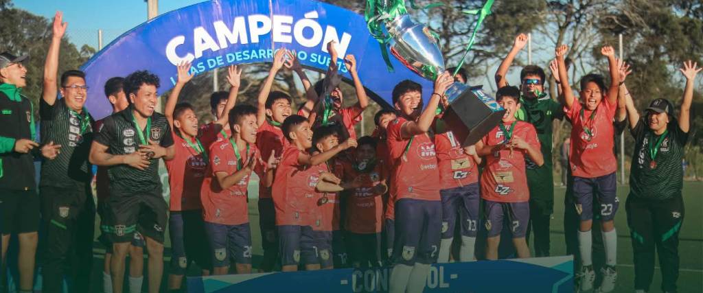 Los jugadores de Tigres de Cochabamba levantan el trofeo en la Liga de Desarrollo Sub-13. 