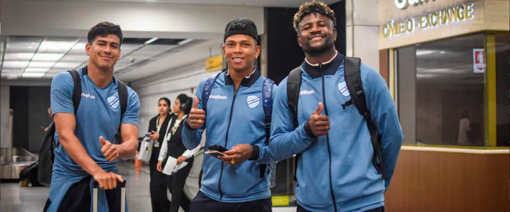 Los ecuatorianos Arreaga (izq.) y Arce juntos con el colombiano Dairon Asprilla. 