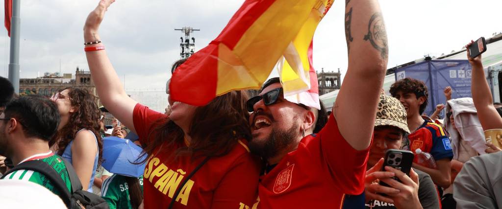 Aficionados celebran este domingo, durante la transmisión de la final del Mundial de la FIFA 2026 