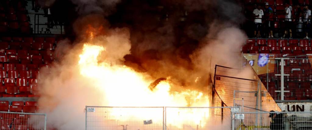Fotografía de un foco de fuego en una de las tribunas, donde hinchas de Colo Colo provocaron incidentes, durante la final de la Supercopa 2024.