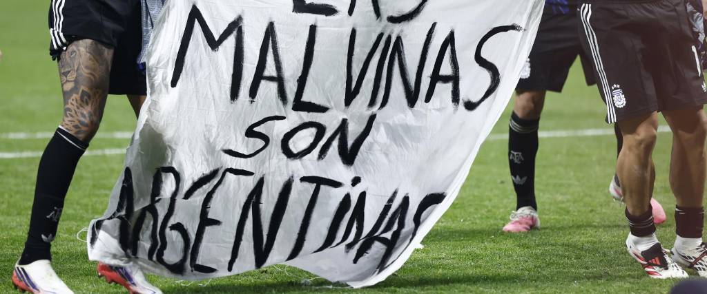 Jugadores de Argentina exhibiendo una bandera alusiva a Las Malvinas