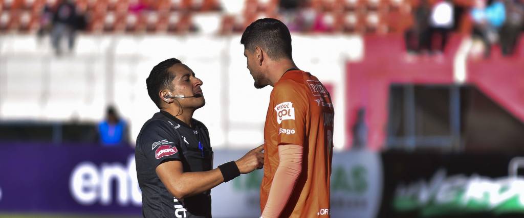 Alemán explica una de sus decisiones a Carlos Lampe