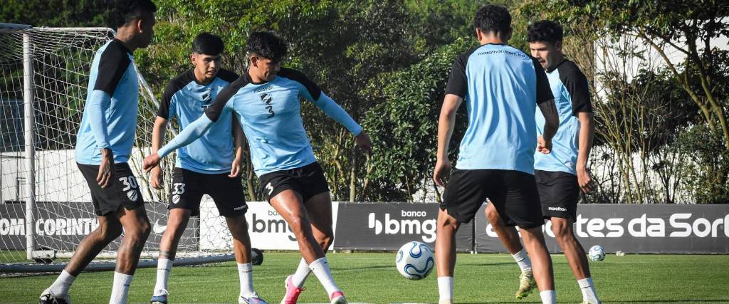 Los jugadores de Bolívar entrenan en la previa del duelo ante Sao Paulo en Brasil.