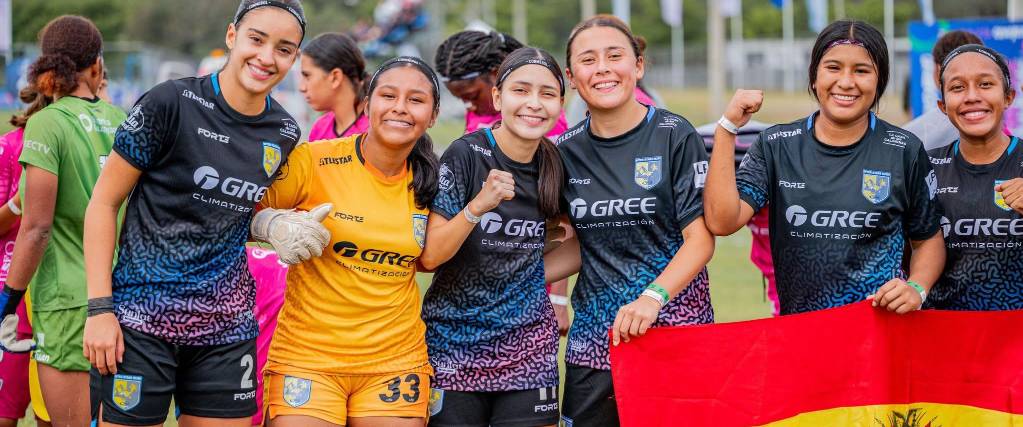 Las jugadoras de Inter Stars Rush celebran con la Tricolor el boleto a la final en la categoría Sub-16.