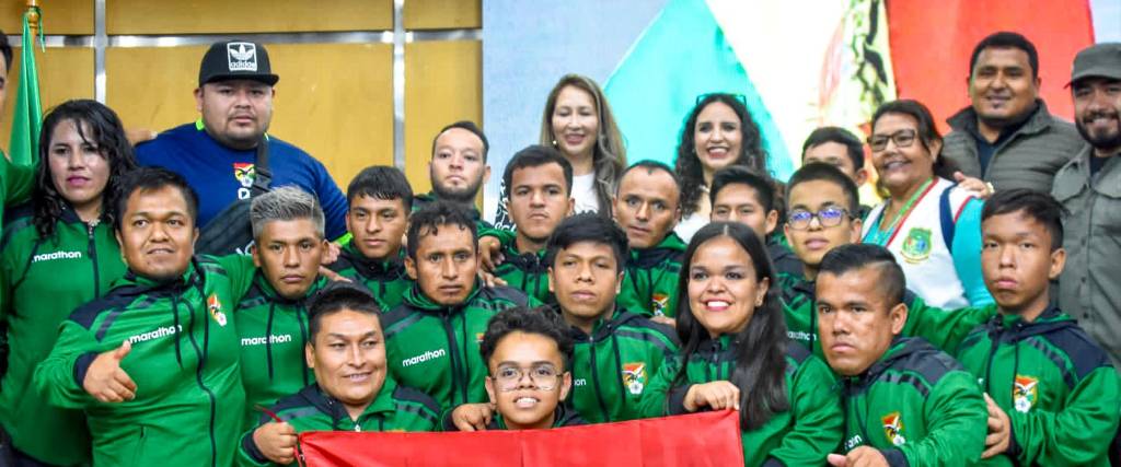 La selección de talla baja recibe la bandera nacional para representar al país en el mundial de Argentina.