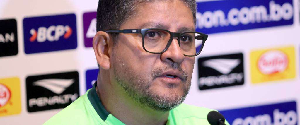 El seleccionador de Bolivia, Oscar Villegas, habla en una rueda de prensa este sábado en Santa Cruz (Bolivia)