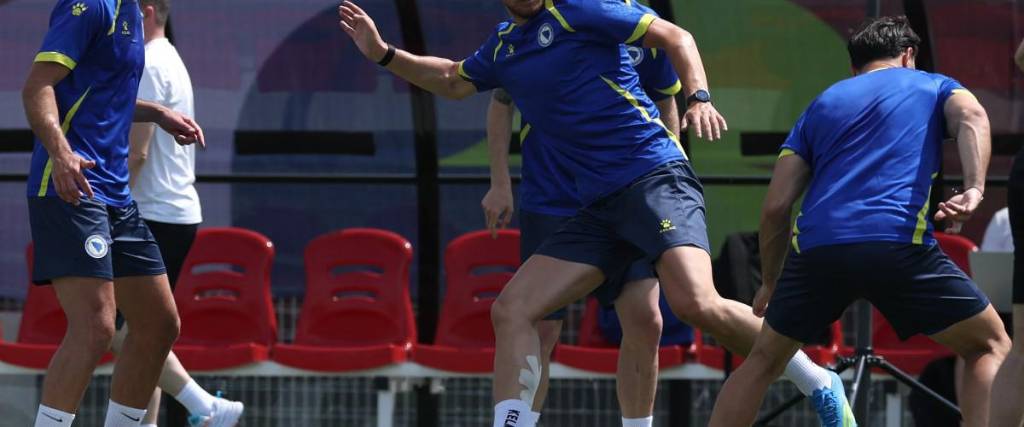 El delantero de bosnia Edin Dzeko junto con sus compañeros en el entrenamiento.