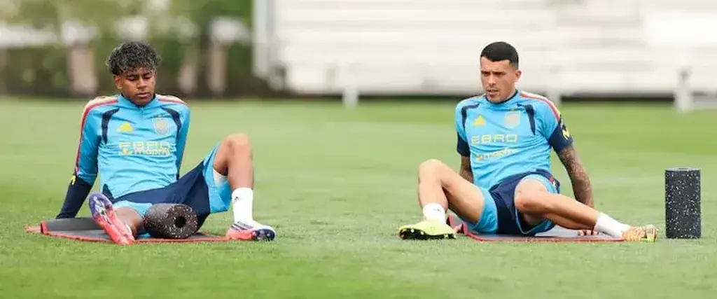 Lamine Yamal junto con Pedro Porro trabajaron de manera diferenciada en el entrenamiento de España.