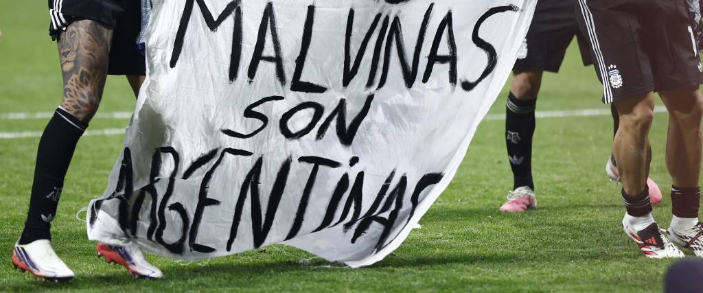 Jugadores de Argentina sostienen una pancarta mientras celebran el triunfo ante Inglaterra.