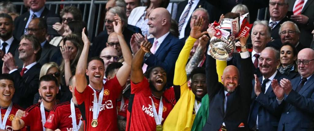 El técnico holandés del Manchester United, Erik ten Hag, levanta el trofeo de campeón de la Copa de Inglaterra.