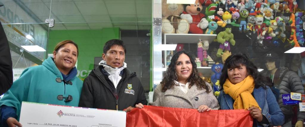 Autoridades del Gobierno recibieron al atleta boliviano Héctor Garibay.