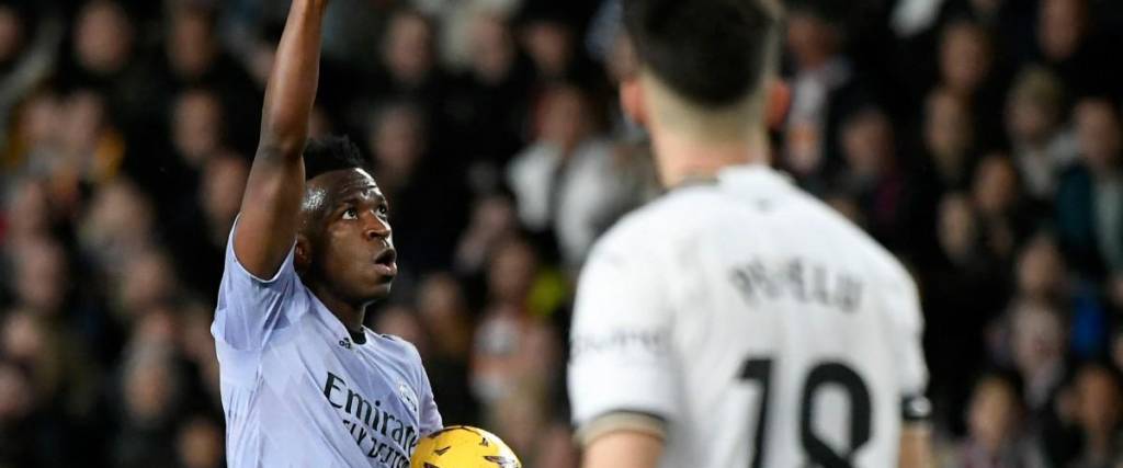 El delantero brasileño del Real Madrid Vinicius Junior celebra el primer gol de su equipo durante el partido de fútbol de la liga española frente a Valencia CF.