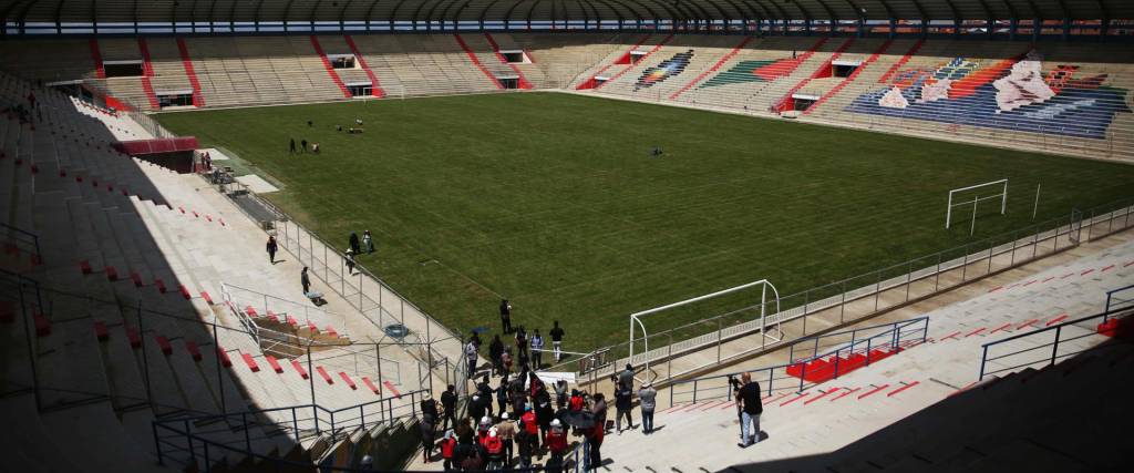 Funcionarios de la Alcaldía de El Alto y periodistas realizan una inspección Estadio Municipal de Villa Ingenio, el 25 de enero de 2024 en El Alto (Bolivia). 