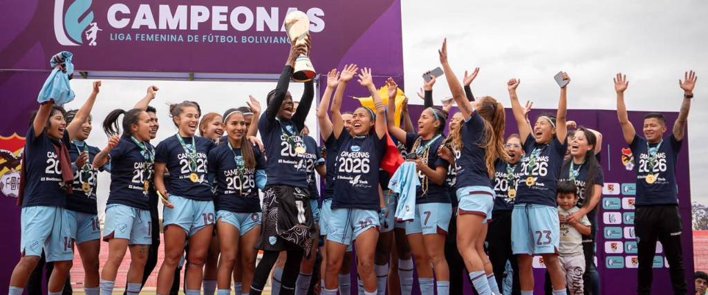 Las jugadoras de Bolívar celebran el título de la Liga Femenina de Fútbol Boliviano.