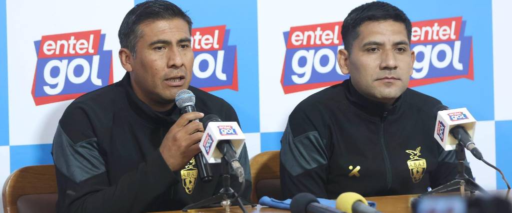 Carlos García (izq.) y Carlos Arteaga, los árbitros del partido entre Real Oruro y Real Potosí.