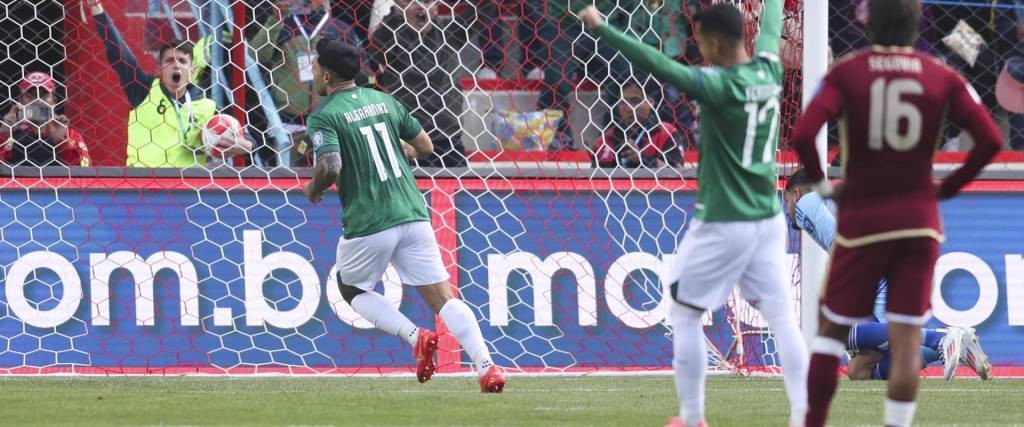 Carmelo Algarañaz (i) de Bolivia celebra su gol este jueves, fue el segundo de Bolivia