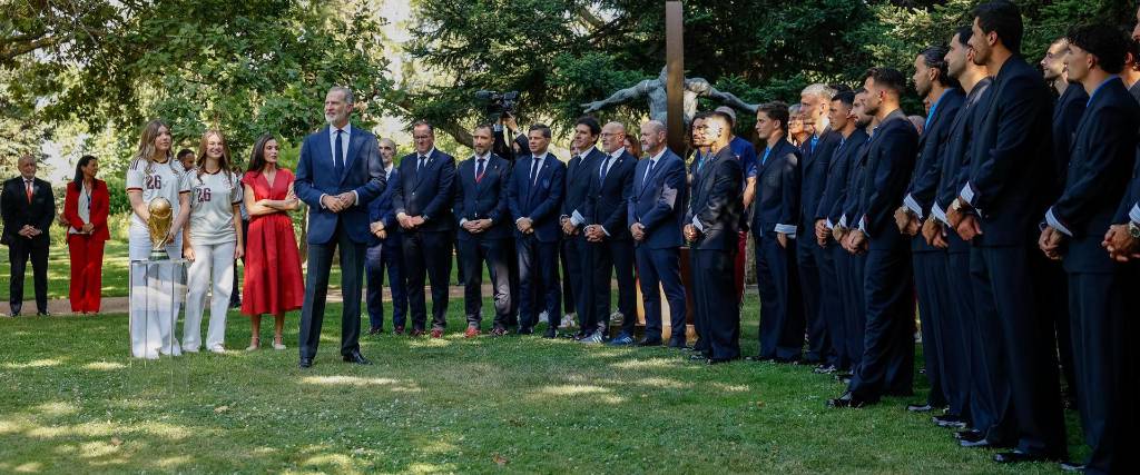 Los reyes Felipe VI y doña Letizia, la princesa de Asturias y la infanta Sofía, reciben este lunes en el Palacio de la Zarzuela a la selección española.